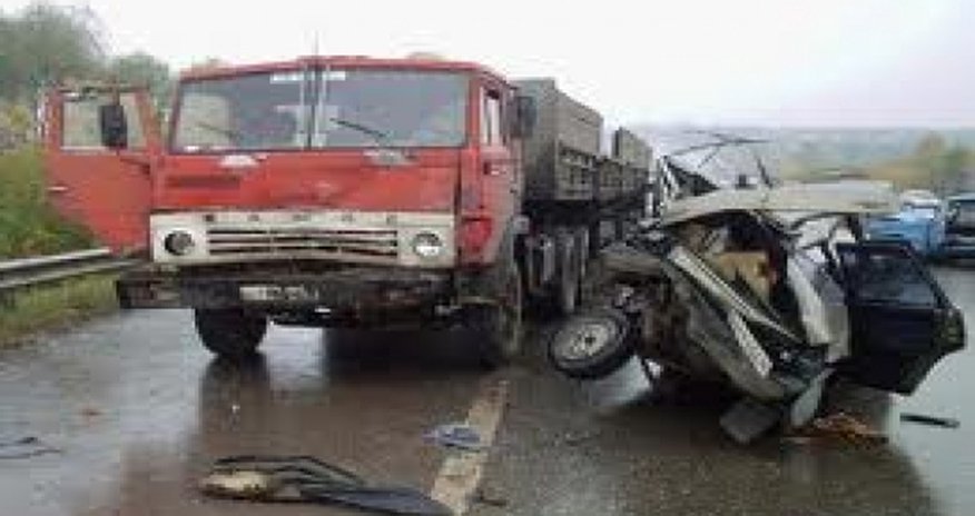 В Баку столкнулись грузовик и автобус В Баку столкнулись грузовик и автобус