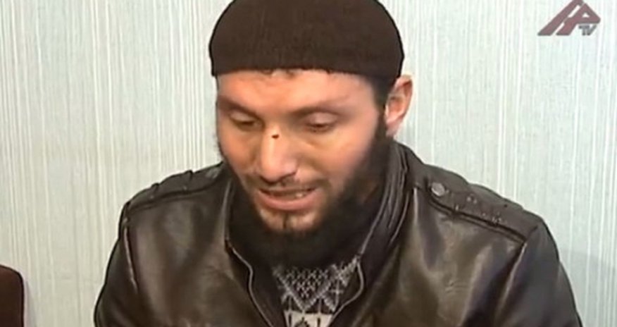 В Баку ваххабит избил парня, совершающего шиитский намаз В Баку ваххабит избил парня, совершающего шиитский намаз