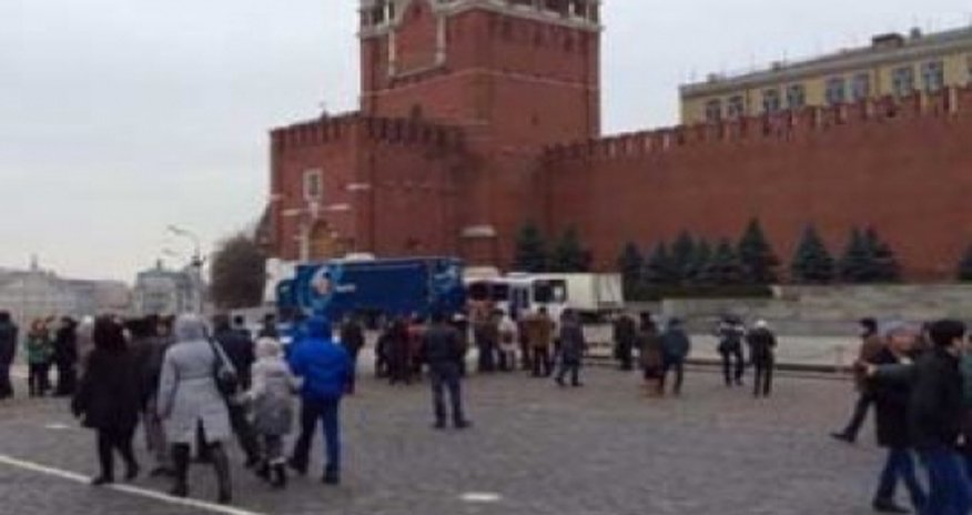 С Красной площади эвакуировали людей из-за угрозы взрыва С Красной площади эвакуировали людей из-за угрозы взрыва