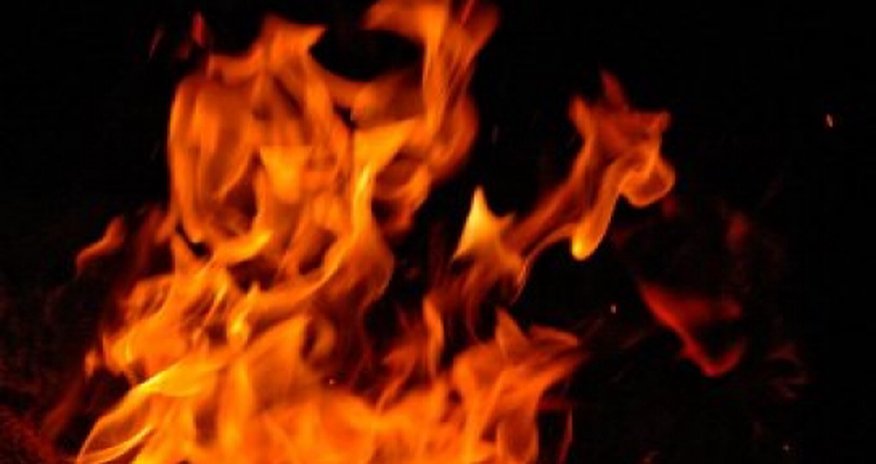 Мужчина поджег себя и забежал в здание полиции Мужчина поджег себя и забежал в здание полиции