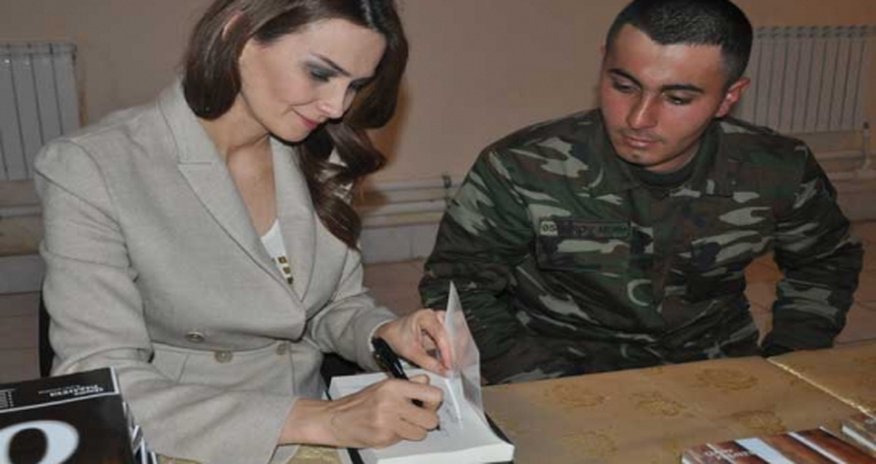 Ön cəbhədə müəllifin imza günü keçirildi Ön cəbhədə müəllifin imza günü keçirildi