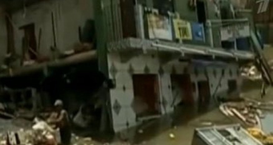 В Бразилии ушла под землю целая улица -ВИДЕО В Бразилии ушла под землю целая улица -ВИДЕО