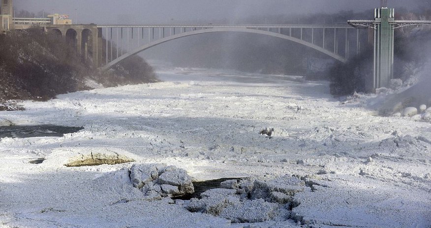 Ниагарский водопад замерз -ФОТО Ниагарский водопад замерз -ФОТО