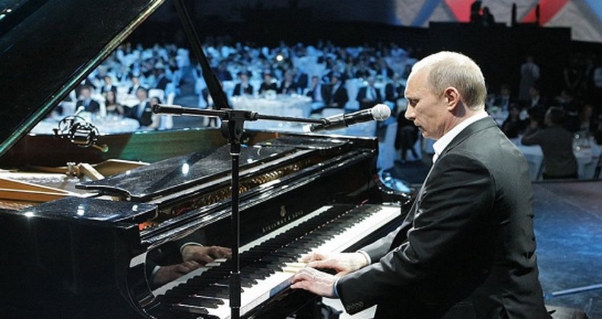 Путин играет на рояле Путин играет на рояле