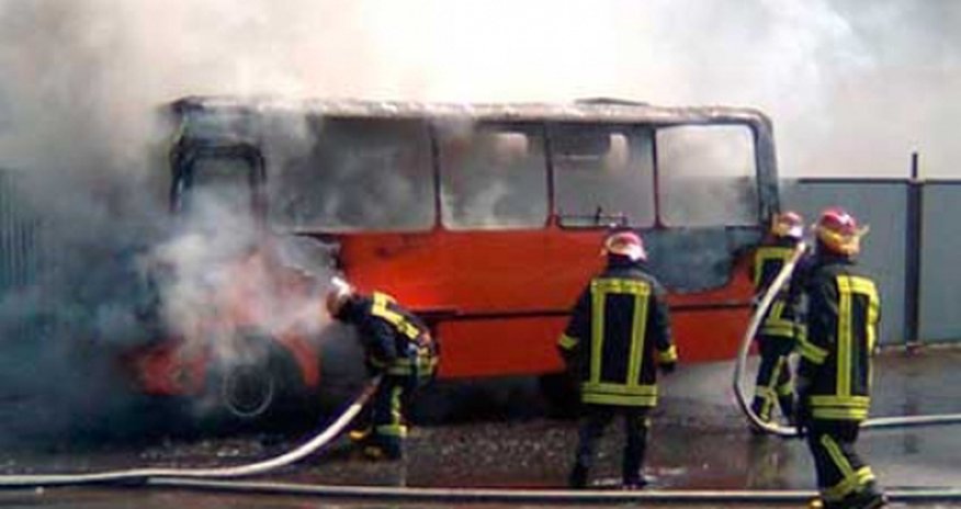 Bakı-Sumqayıt yolunda sərnişin avtobusu yandı Bakı-Sumqayıt yolunda sərnişin avtobusu yandı