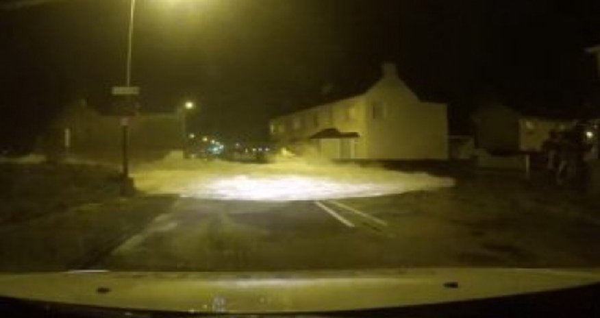Волна смыла с дороги женщину-полицейского –ВИДЕО Волна смыла с дороги женщину-полицейского –ВИДЕО