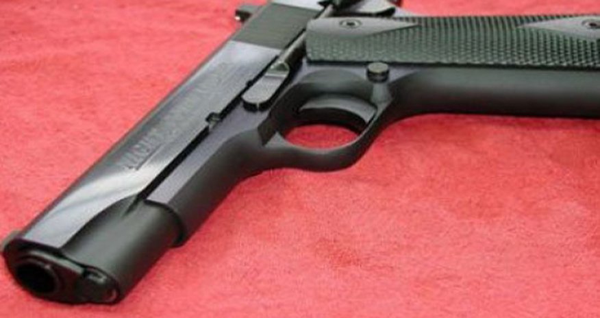 Полиция конфисковала у юноши именной пистолет Саддама Хусейна Полиция конфисковала у юноши именной пистолет Саддама Хусейна