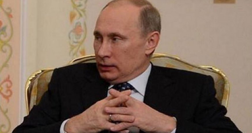Putin barmağında nişan üzüyü ilə Putin barmağında nişan üzüyü ilə