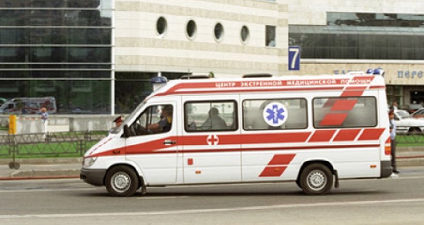 Yaş yarımlıq qız 9-cu mərtəbədən yıxıldı və sağ qaldı Yaş yarımlıq qız 9-cu mərtəbədən yıxıldı və sağ qaldı