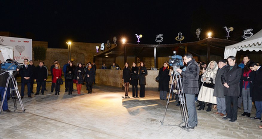 Bakıda “Məhəbbət ağacı” yetişdi - FOTOLAR Bakıda “Məhəbbət ağacı” yetişdi - FOTOLAR