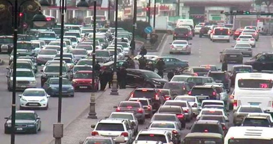 Tbilisi prospektində qəza: tıxac yarandı Tbilisi prospektində qəza: tıxac yarandı