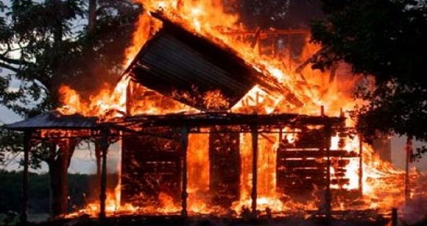 В Хырдалане горит жилое здание В Хырдалане горит жилое здание