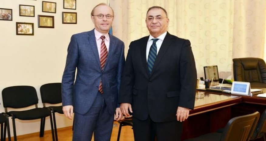 Asim Mollazadə Hollandiya səfiri ilə görüşdü Asim Mollazadə Hollandiya səfiri ilə görüşdü