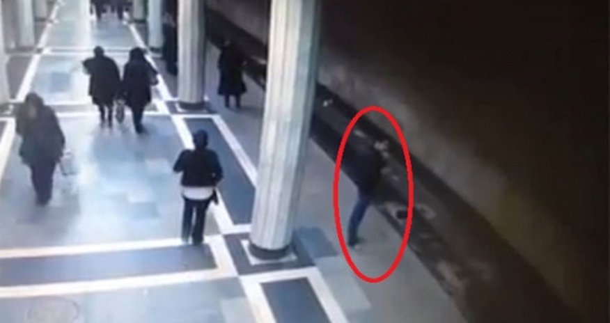 Шок: Кадры попытки суицида в метро –ВИДЕО Шок: Кадры попытки суицида в метро –ВИДЕО