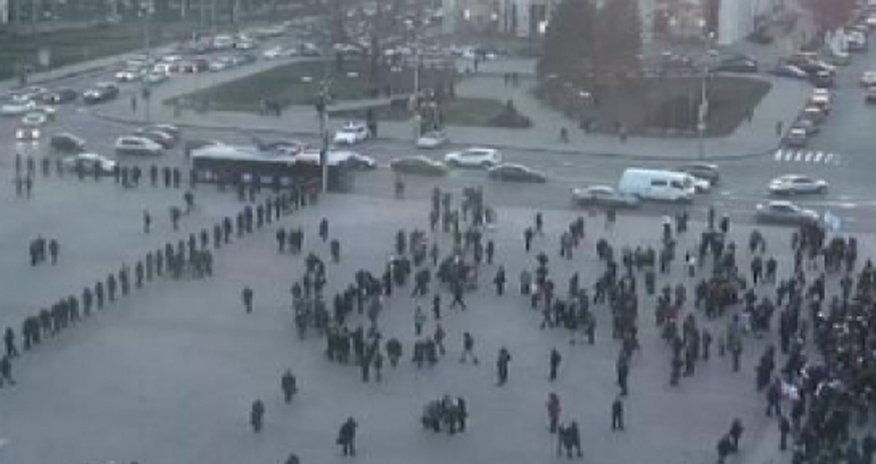 На главной площади Донецка подрались митингующие На главной площади Донецка подрались митингующие