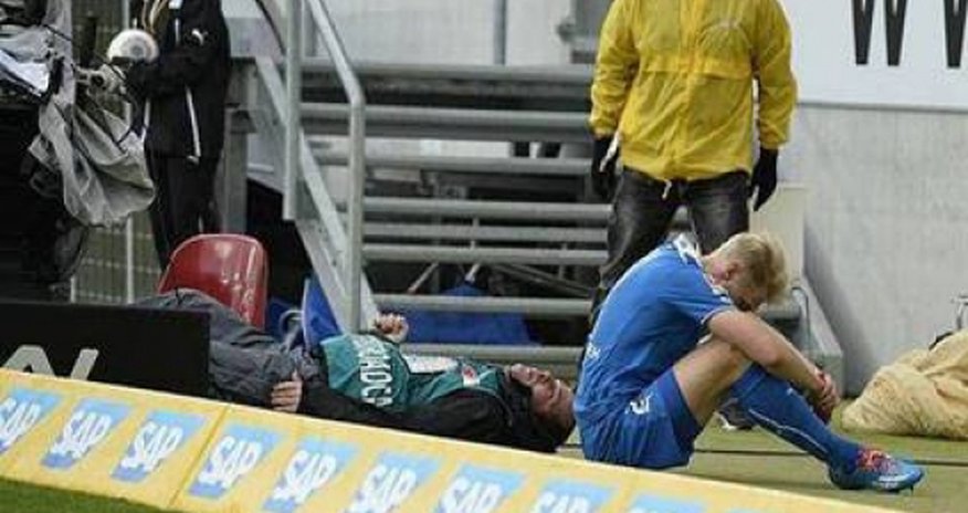 Futbolçu meydanda kameramanı “nokaut”a saldı - VIDEO Futbolçu meydanda kameramanı “nokaut”a saldı - VIDEO