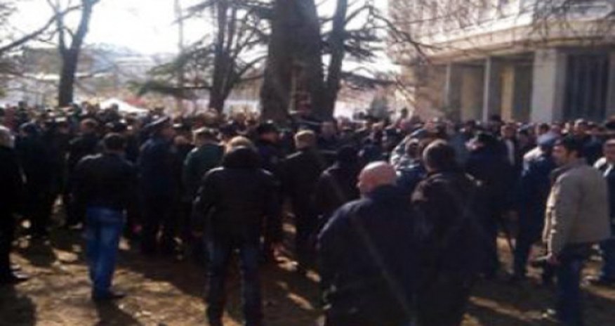 Севастопольцы взяли штурмом штаб ВМС Украины Севастопольцы взяли штурмом штаб ВМС Украины