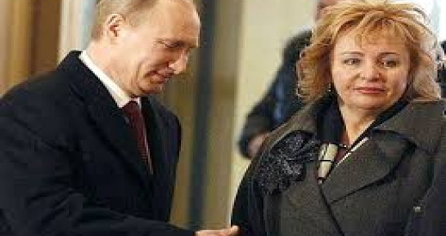 Экс жена Путина носит костюм цветов украинского флага - ФОТО Экс жена Путина носит костюм цветов украинского флага - ФОТО