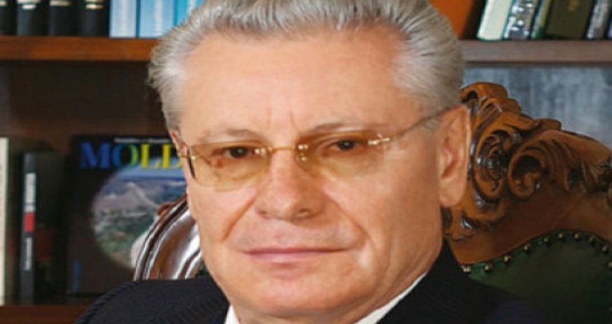 Sabiq prezident Nizami Gəncəvini beş dilə tərcümə etdi Sabiq prezident Nizami Gəncəvini beş dilə tərcümə etdi