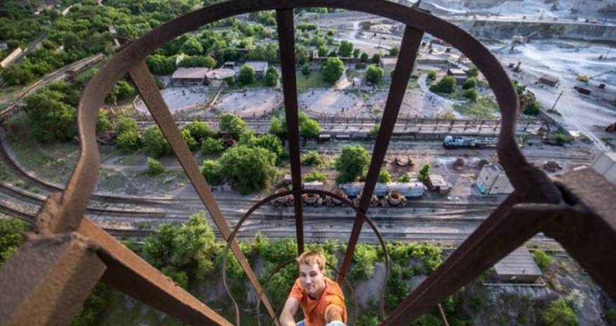 Бесстрашные альпинисты взбираются на крыши без страховки –ФОТО Бесстрашные альпинисты взбираются на крыши без страховки –ФОТО