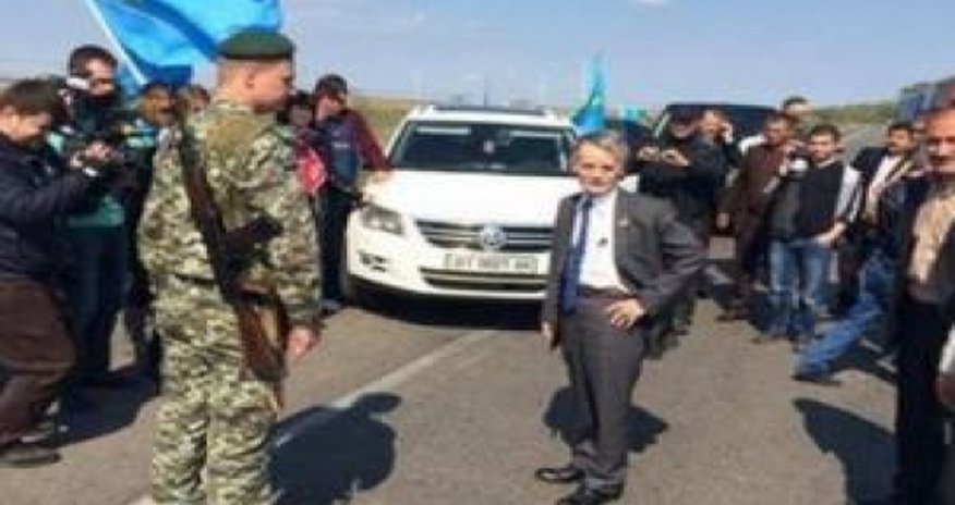 Лидера крымских татар не пустили в Крым Лидера крымских татар не пустили в Крым