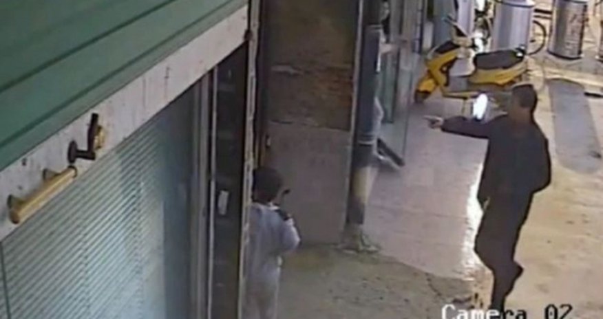 Man throws his neighbour's baby into the air - VIDEO Man throws his neighbour's baby into the air - VIDEO
