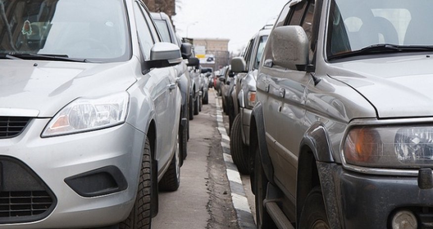 Парковка автомобилей на трассе создает пробки Парковка автомобилей на трассе создает пробки