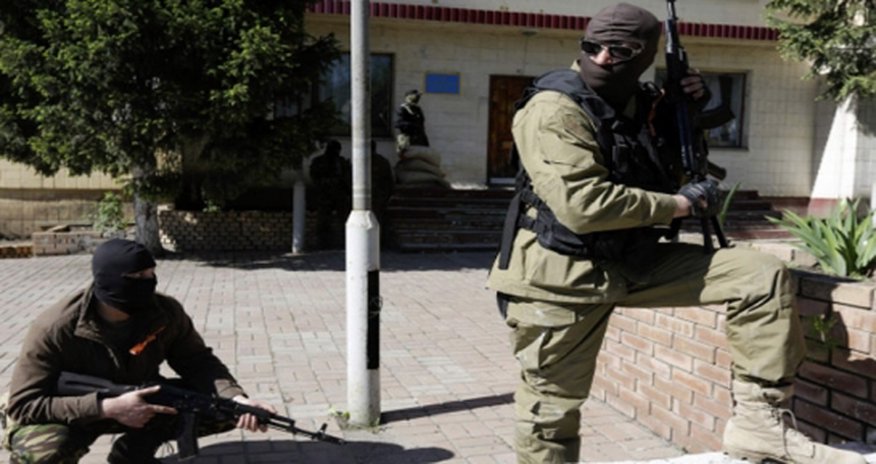 Donetskdə separatçılar daxili qoşunların yerləşdiyi binanı ələ keçirib Donetskdə separatçılar daxili qoşunların yerləşdiyi binanı ələ keçirib