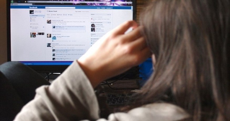 Anası "Facebook"u qadağan etdiyinə görə qız intihar etdi - OLAY Anası "Facebook"u qadağan etdiyinə görə qız intihar etdi - OLAY