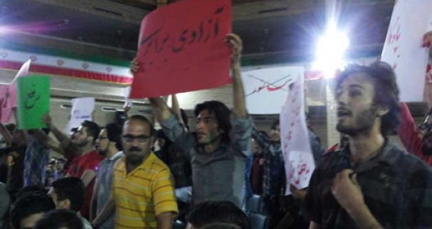 Təbriz Universitetindin tələbələri ayağa qalxdı Təbriz Universitetindin tələbələri ayağa qalxdı