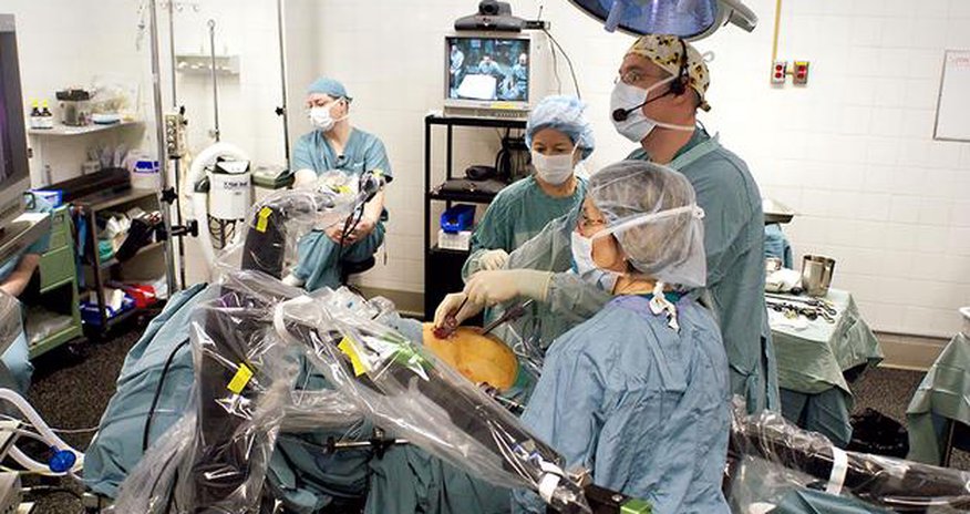 The surgeon who operates from 400km away - PHOTO The surgeon who operates from 400km away - PHOTO