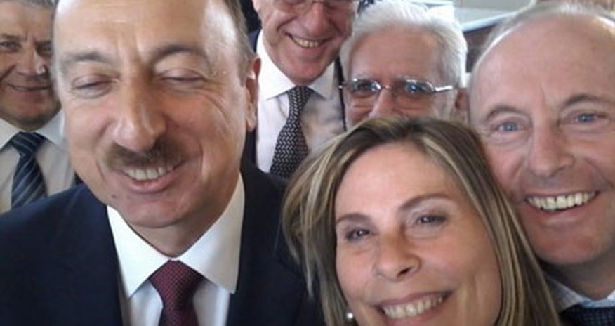 “SELFİE”baz siyasətçilər - FOTOLAR “SELFİE”baz siyasətçilər - FOTOLAR