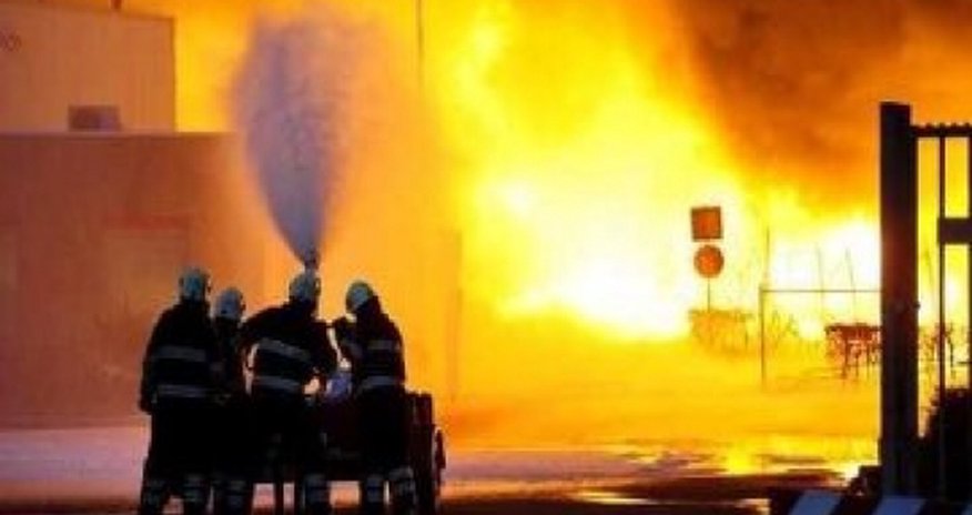 В Тбилиси горит рынок азербайджанцев В Тбилиси горит рынок азербайджанцев
