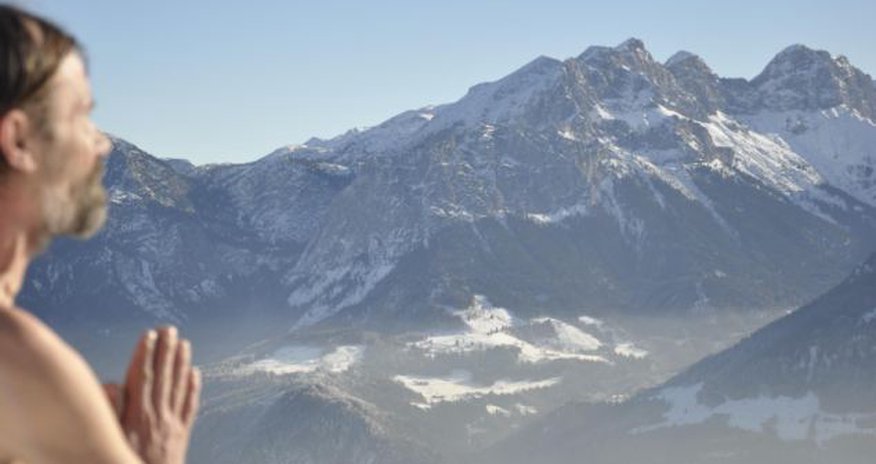 Man sets world record for climbing Everest in just his shorts - PHOTO Man sets world record for climbing Everest in just his shorts - PHOTO