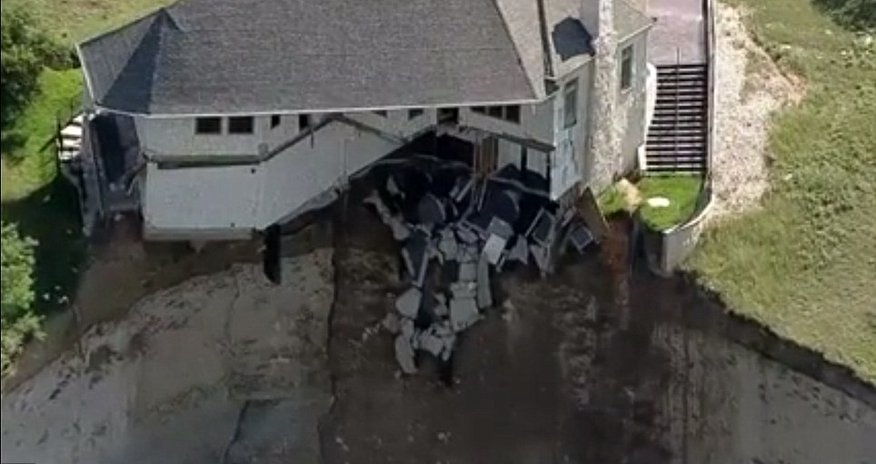 Mansion dangles on cliff edge and could collapse at any minute - PHOTO Mansion dangles on cliff edge and could collapse at any minute - PHOTO