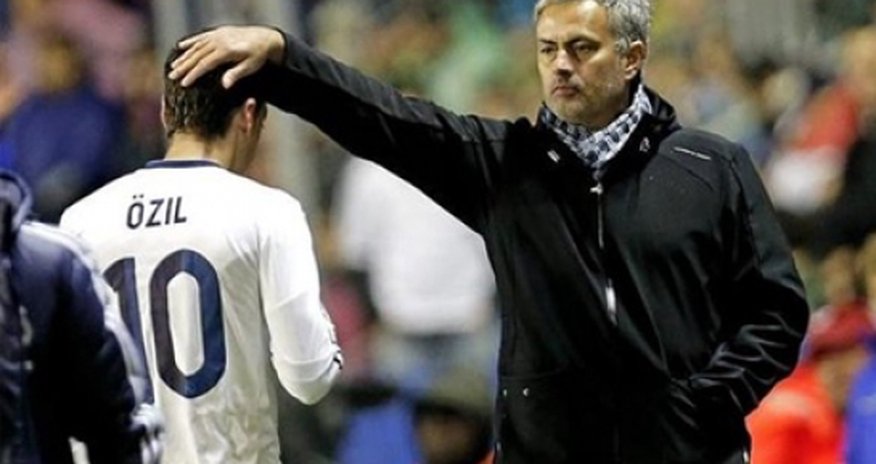 Mourinyodan Özilə dəstək Mourinyodan Özilə dəstək