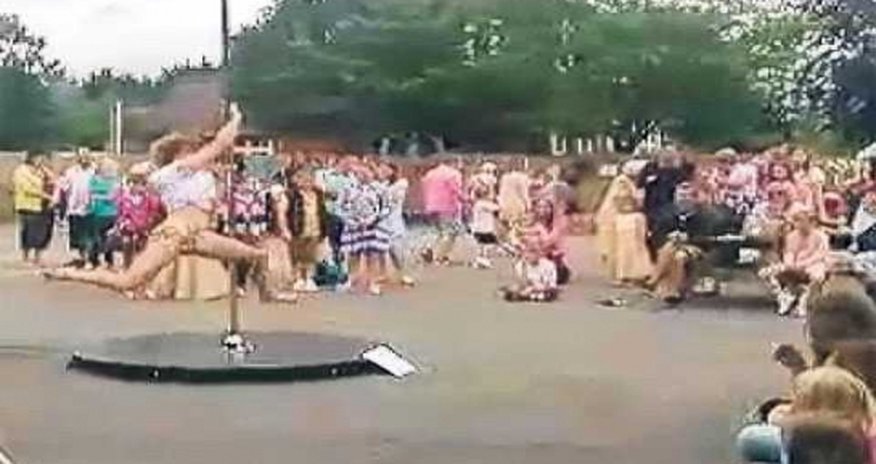 На школьном празднике детей развлекали стриптизерши На школьном празднике детей развлекали стриптизерши