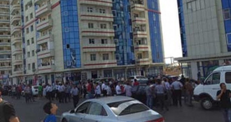 В Баку молодой парень грозился прыгнуть со здания В Баку молодой парень грозился прыгнуть со здания