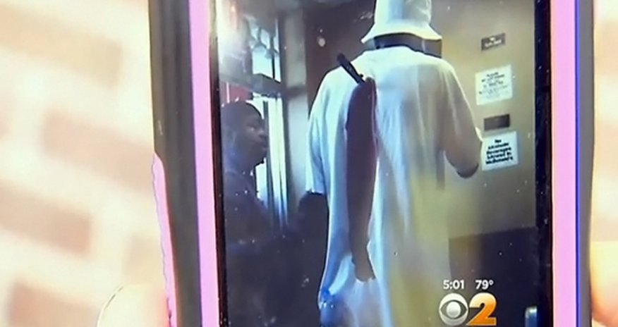 В McDonald's пришел мужчина с ножом в спине- ВИДЕО В McDonald's пришел мужчина с ножом в спине- ВИДЕО
