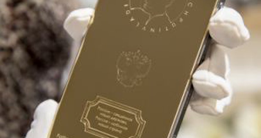 Gold iPhone with engraving of Vladimir Putin's head goes on sale for £2,500 - PHOTO Gold iPhone with engraving of Vladimir Putin's head goes on sale for £2,500 - PHOTO