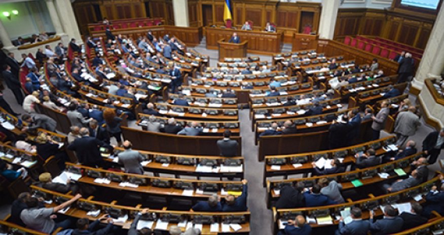 Рада попросила Порошенко ввести военное положение Рада попросила Порошенко ввести военное положение