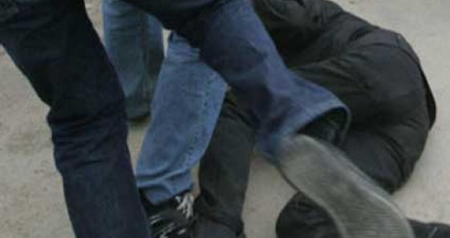 Azərbaycanda şəhid atasının qollarını sındırdılar Azərbaycanda şəhid atasının qollarını sındırdılar