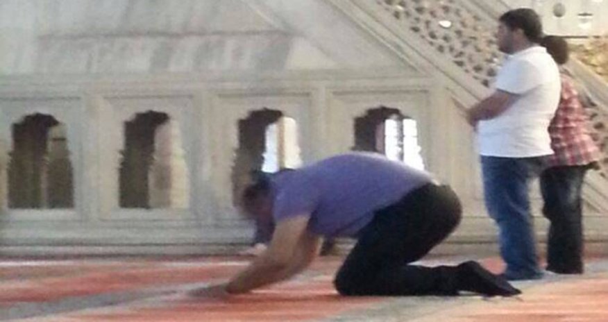 Azərbaycanda partiya sədri namaza başladı Azərbaycanda partiya sədri namaza başladı