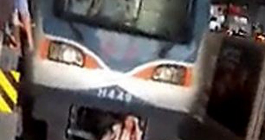 Pregnant woman faints and falls onto subway track but ... - PHOTO+VIDEO Pregnant woman faints and falls onto subway track but ... - PHOTO+VIDEO
