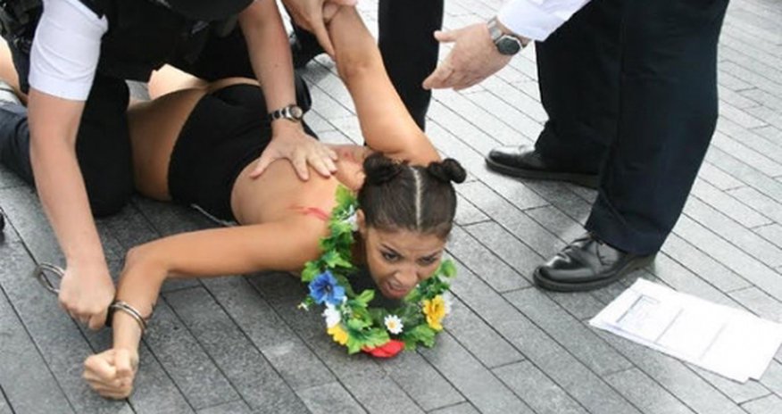 Активистки Femen опять оголили грудь Активистки Femen опять оголили грудь