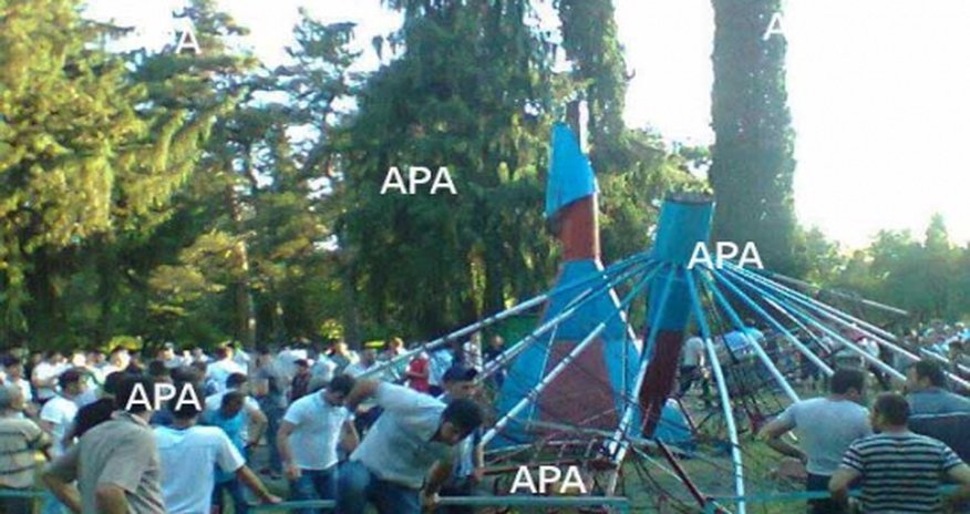 Azərbaycanda attraksion aşdı: yaralı var Azərbaycanda attraksion aşdı: yaralı var