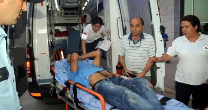 Türkiyə polisi bayrağı endirməyə çalışan gənci vurdu Türkiyə polisi bayrağı endirməyə çalışan gənci vurdu