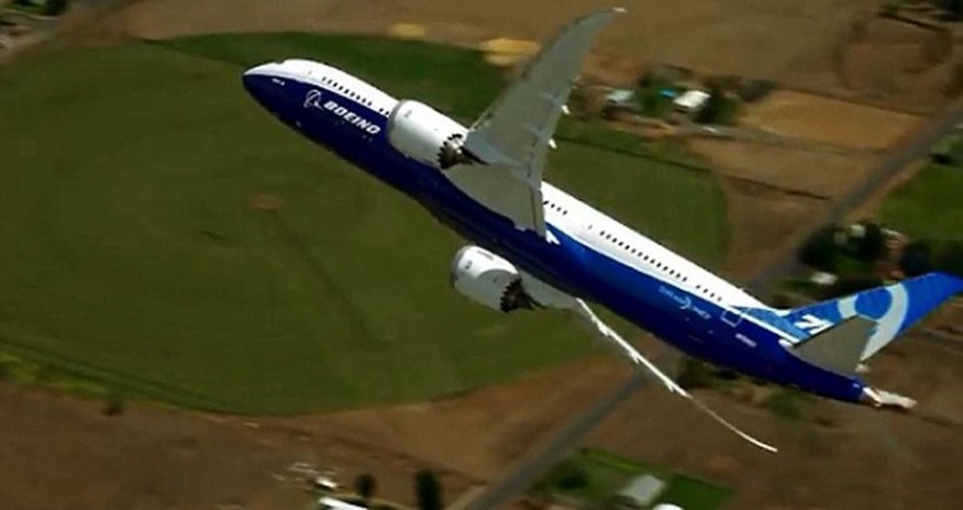 Boeing Dreamliner perform fighter jet-style stunts - VIDEO Boeing Dreamliner perform fighter jet-style stunts - VIDEO