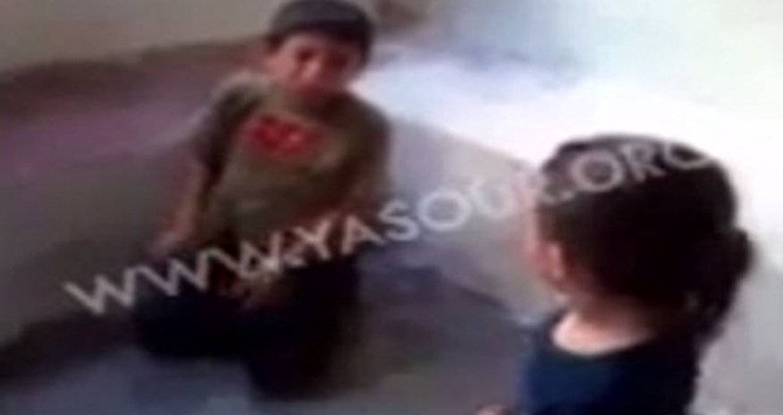 Израильтяне заставили свою дочь избить палестинского мальчика – ВИДЕО Израильтяне заставили свою дочь избить палестинского мальчика – ВИДЕО
