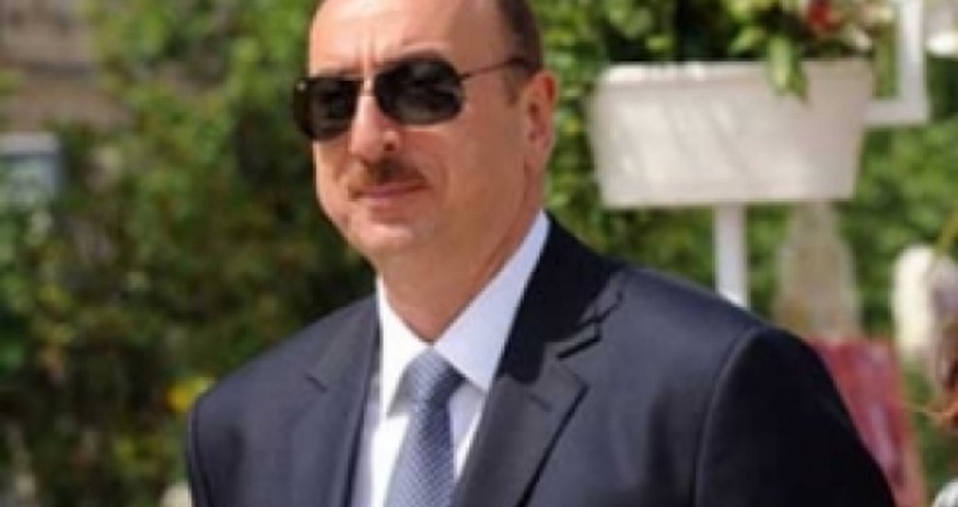 İlham Əliyev bir sıra tikintinin gedişatı ilə tanış olur İlham Əliyev bir sıra tikintinin gedişatı ilə tanış olur